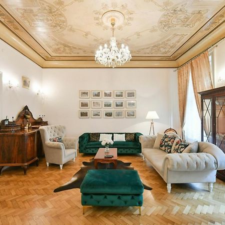 Stunning Charles Bridge Apartment Прага Экстерьер фото