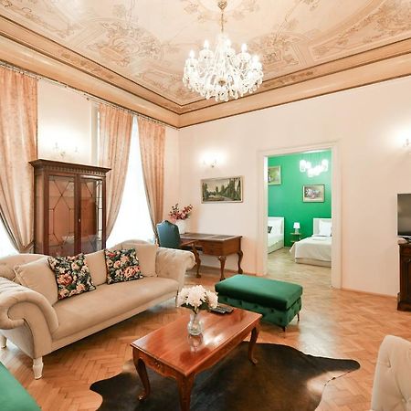 Stunning Charles Bridge Apartment Прага Экстерьер фото