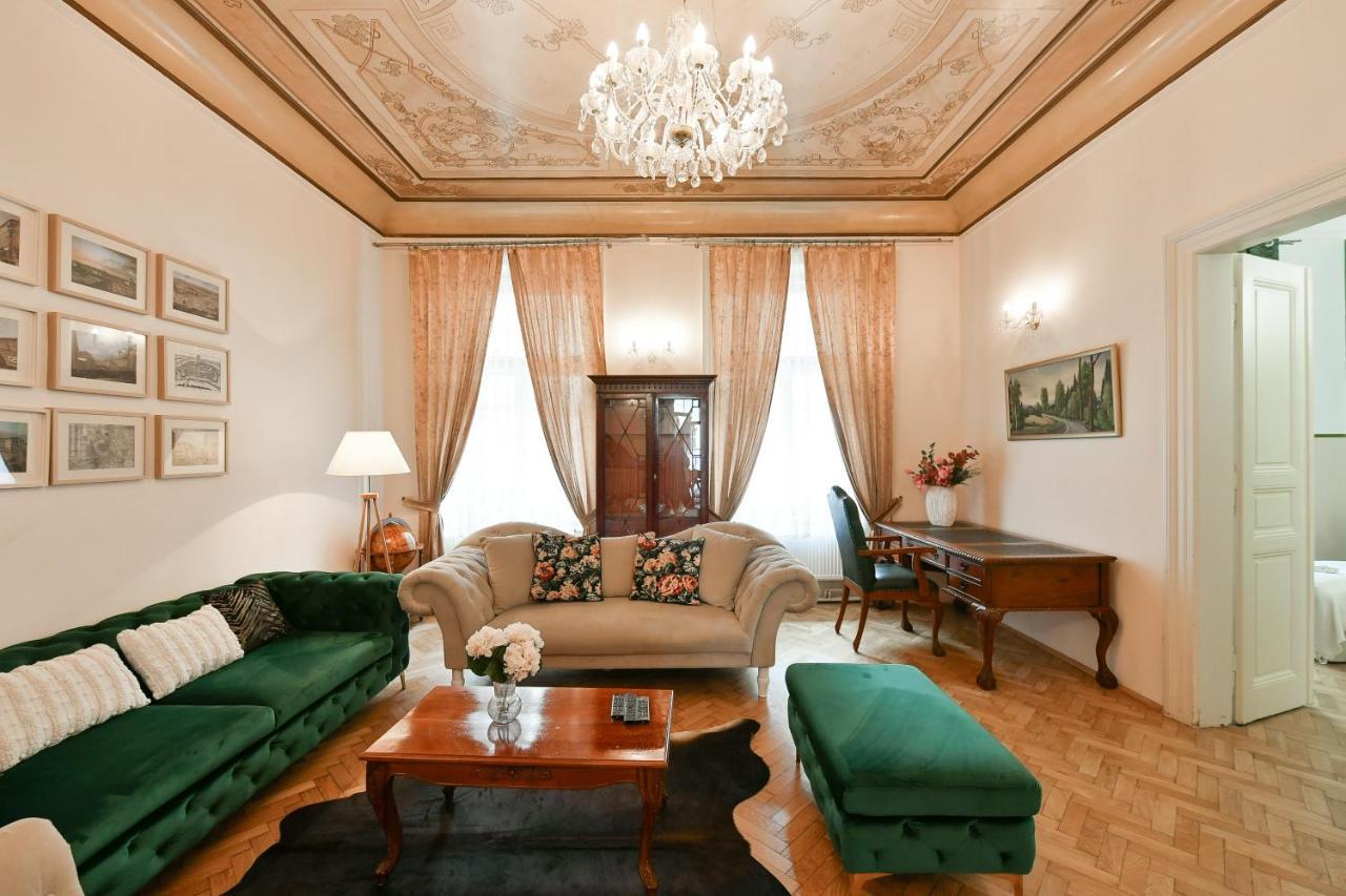 Stunning Charles Bridge Apartment Прага Экстерьер фото