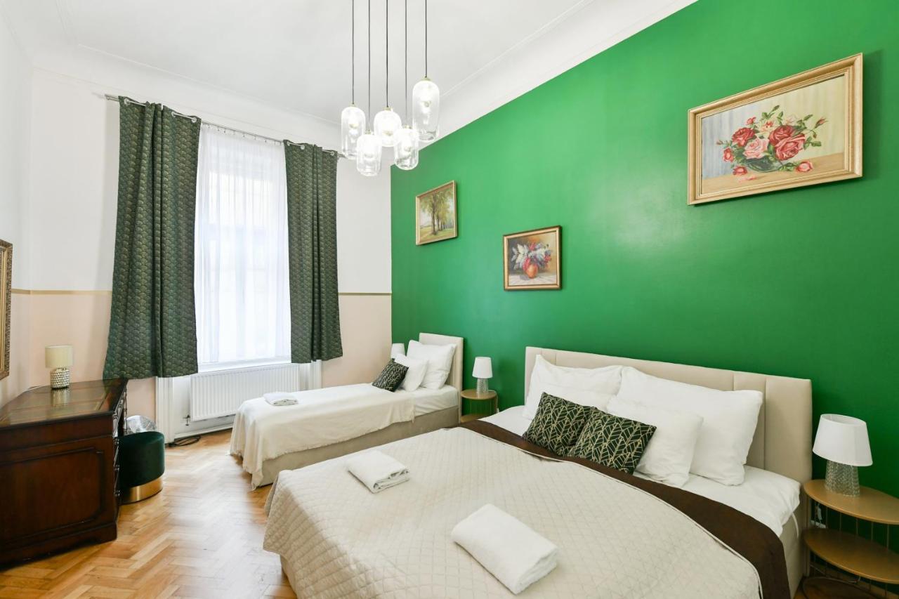 Stunning Charles Bridge Apartment Прага Экстерьер фото