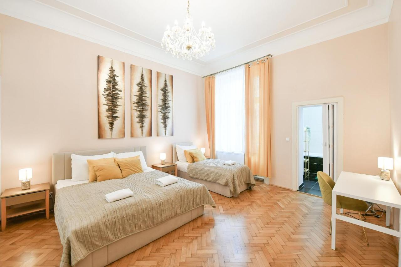 Stunning Charles Bridge Apartment Прага Экстерьер фото