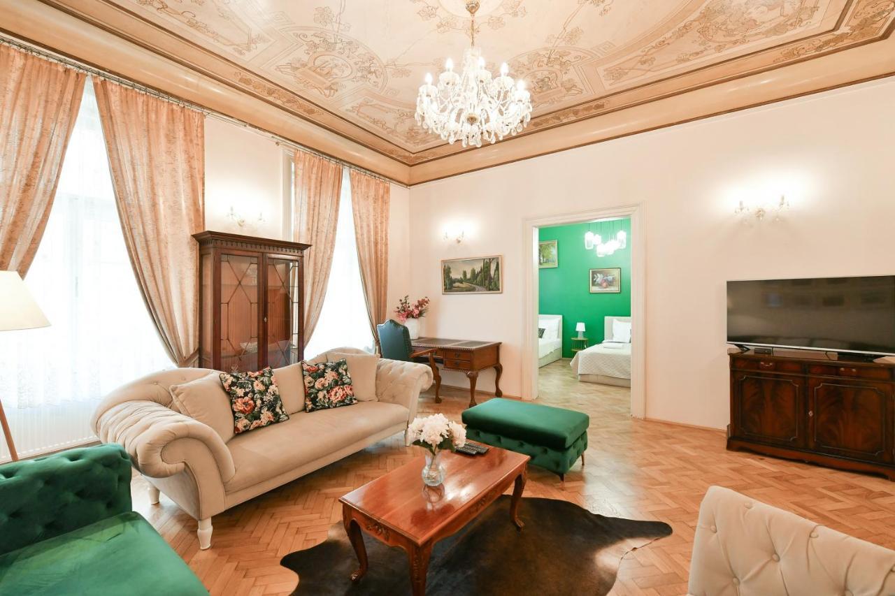 Stunning Charles Bridge Apartment Прага Экстерьер фото