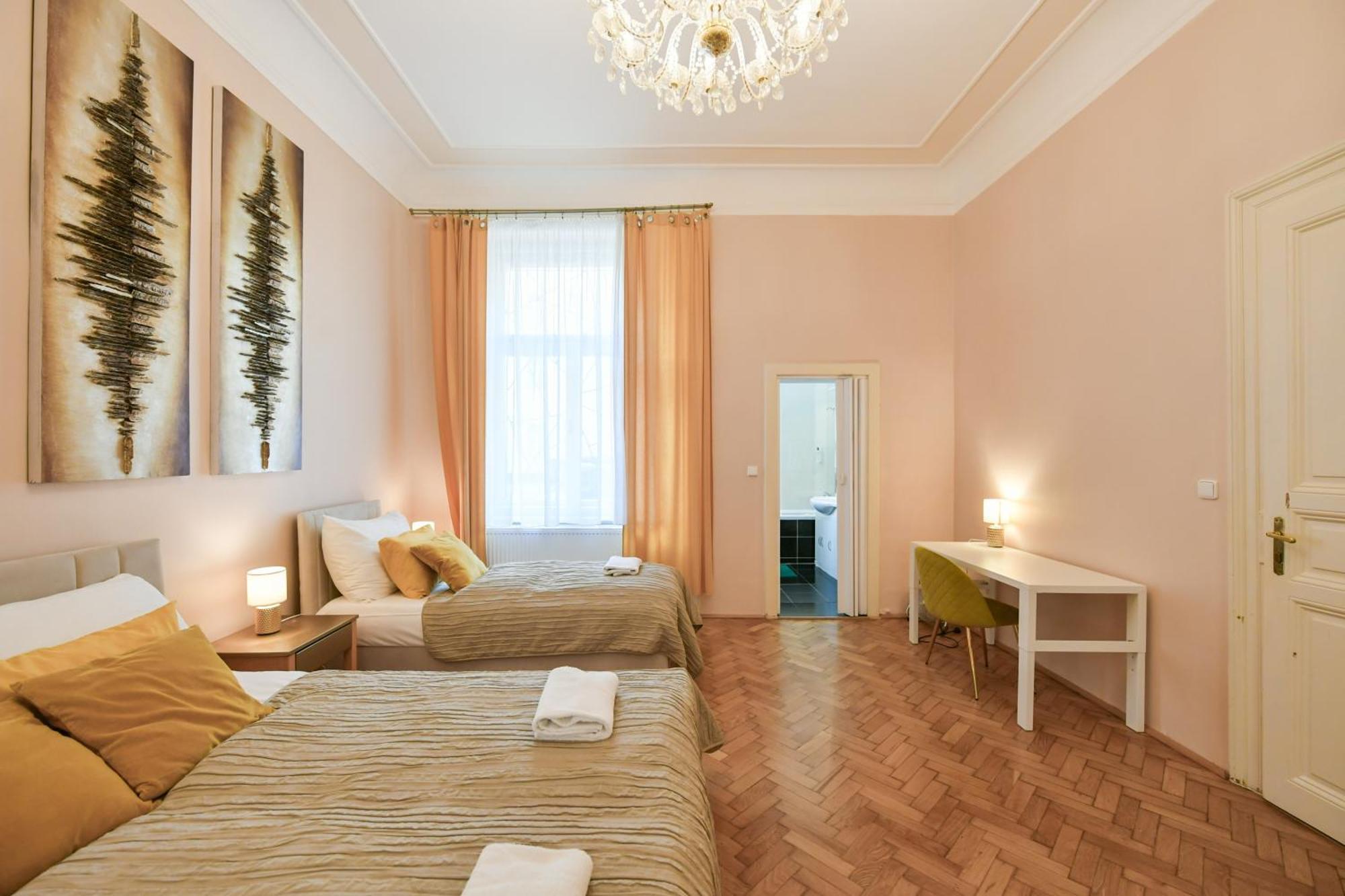 Stunning Charles Bridge Apartment Прага Экстерьер фото