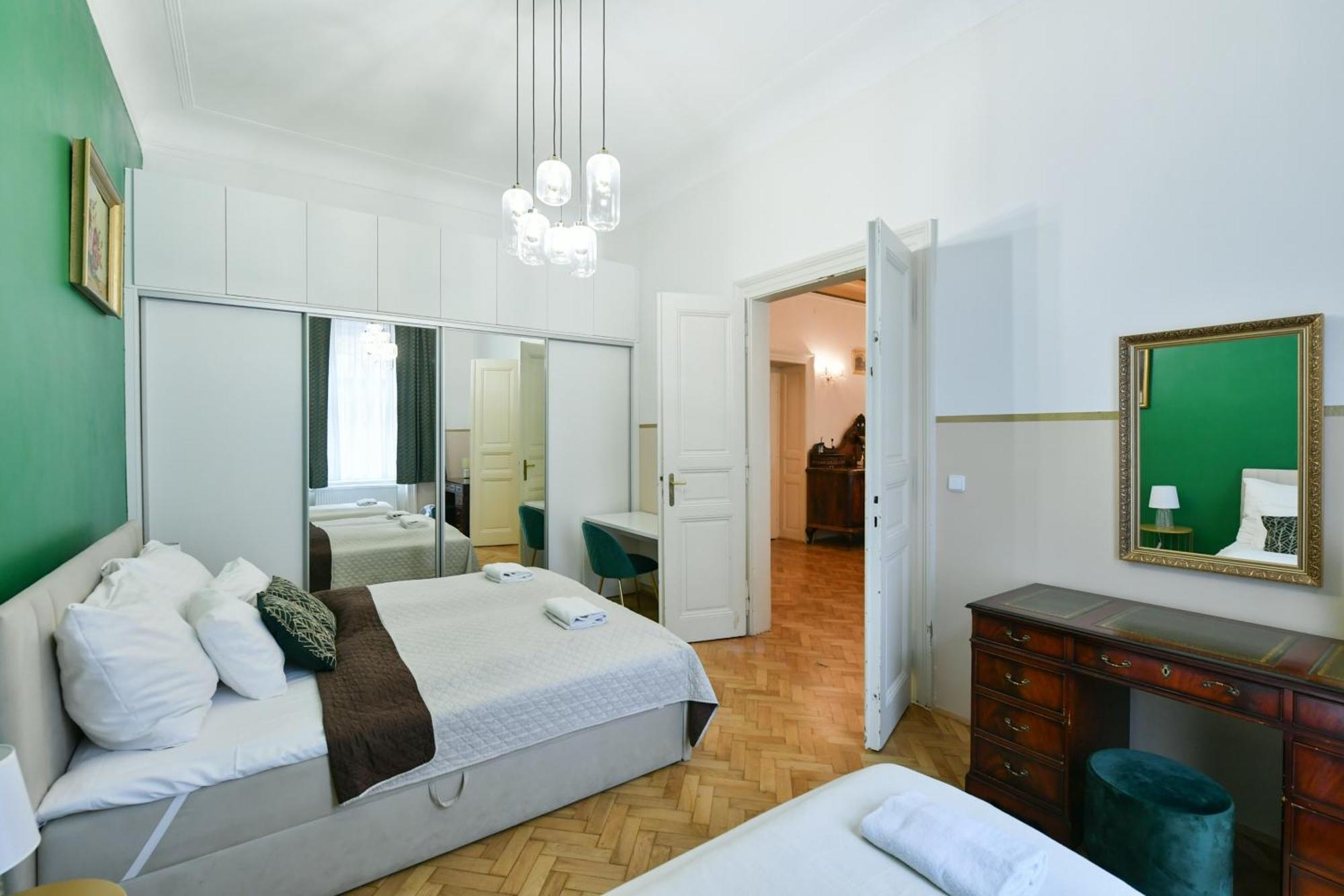 Stunning Charles Bridge Apartment Прага Экстерьер фото