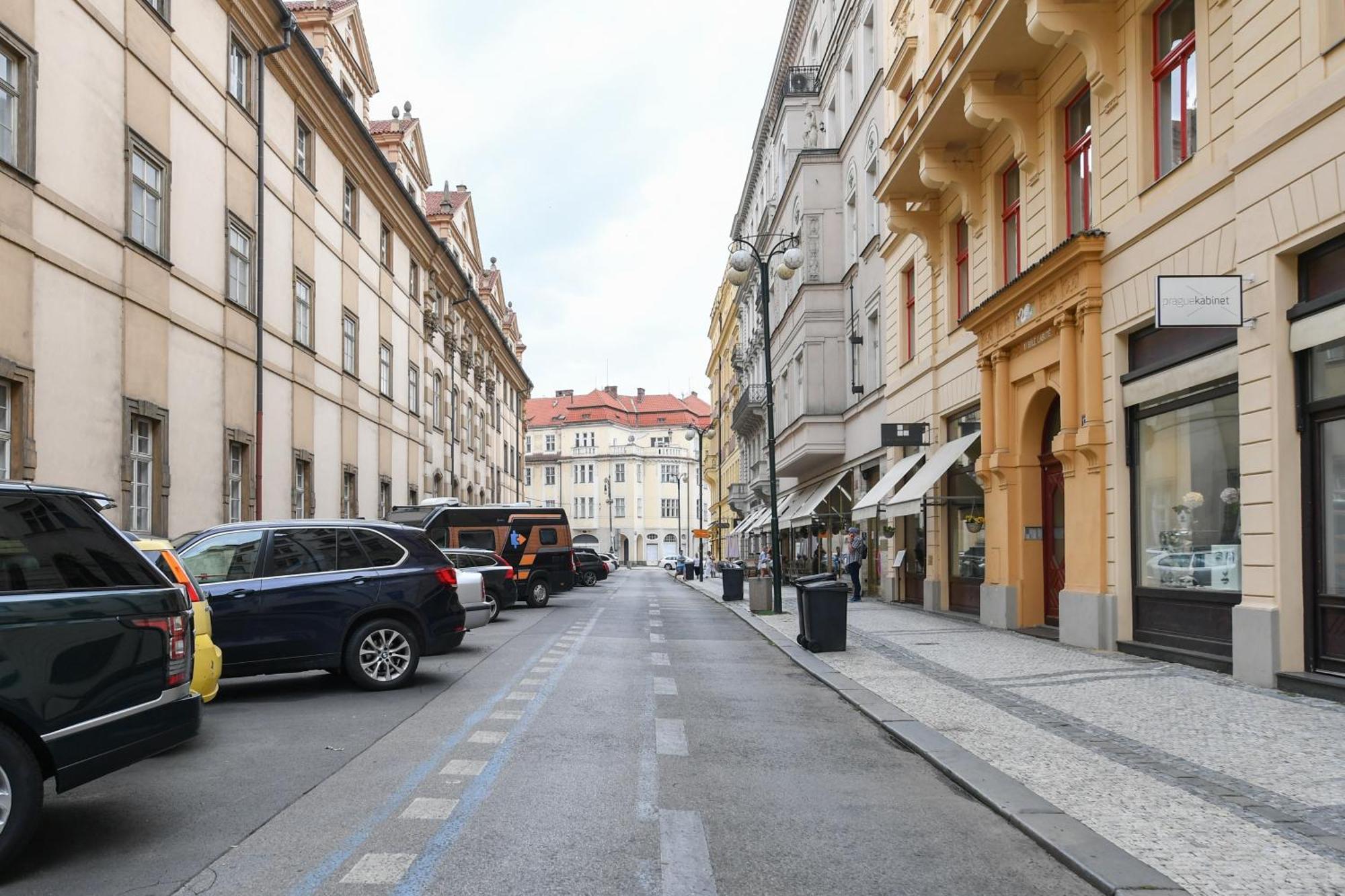 Stunning Charles Bridge Apartment Прага Экстерьер фото