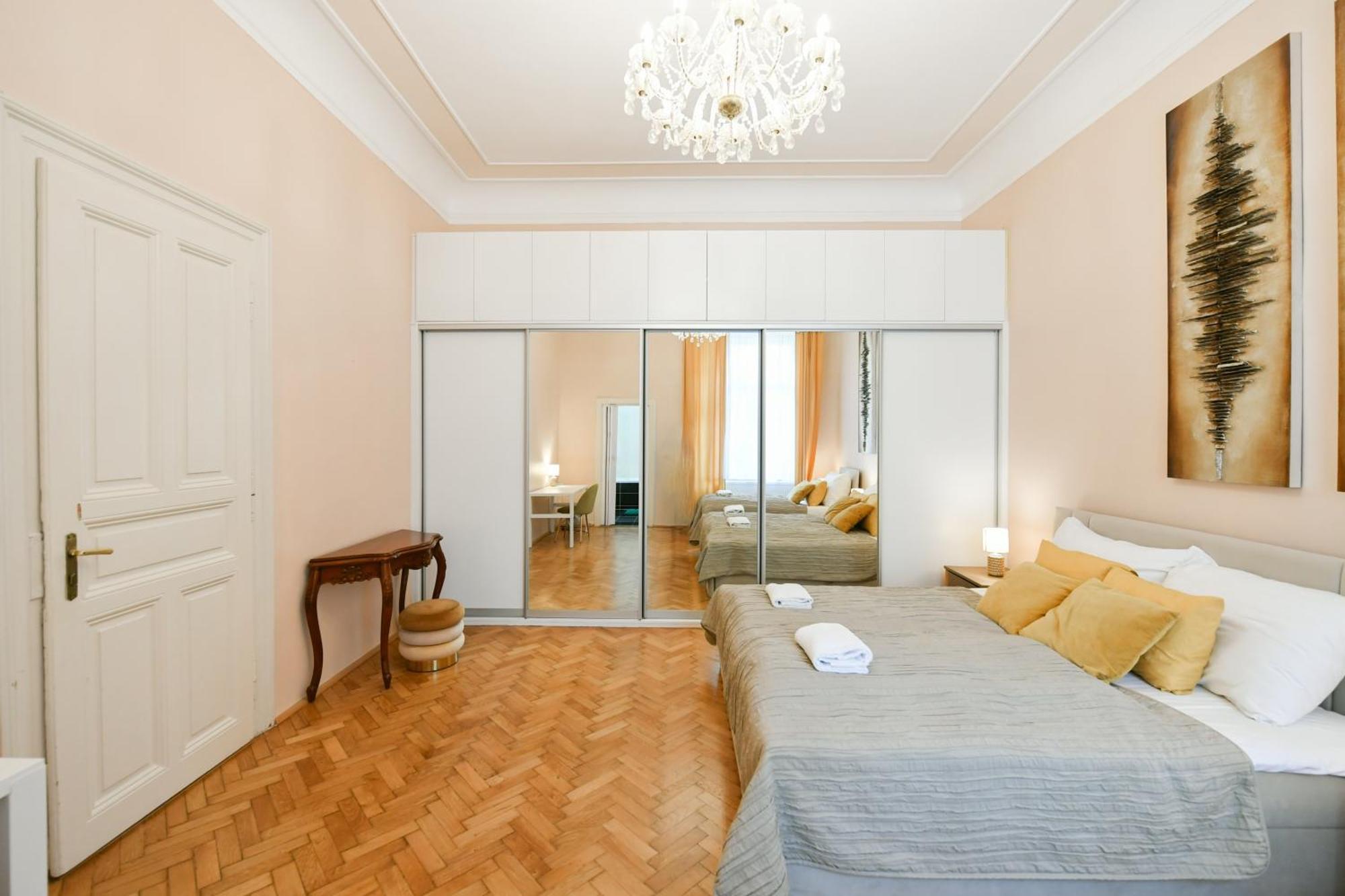 Stunning Charles Bridge Apartment Прага Экстерьер фото