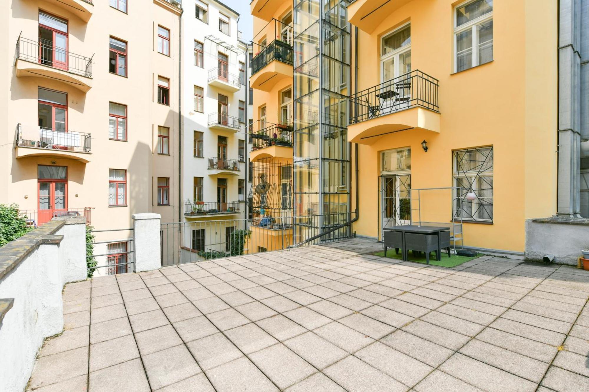 Stunning Charles Bridge Apartment Прага Экстерьер фото